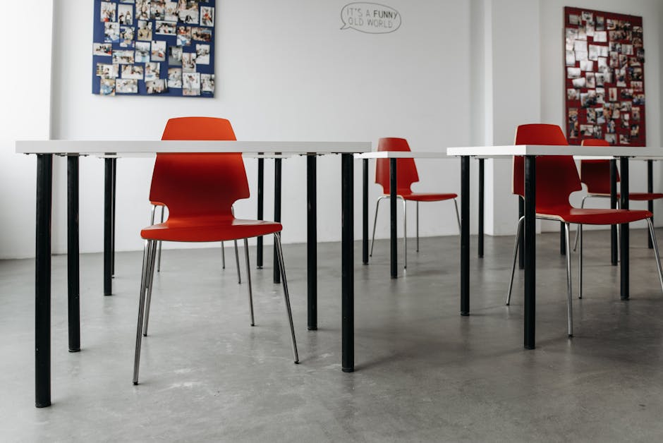 Suvremena učionica s crvenim stolicama